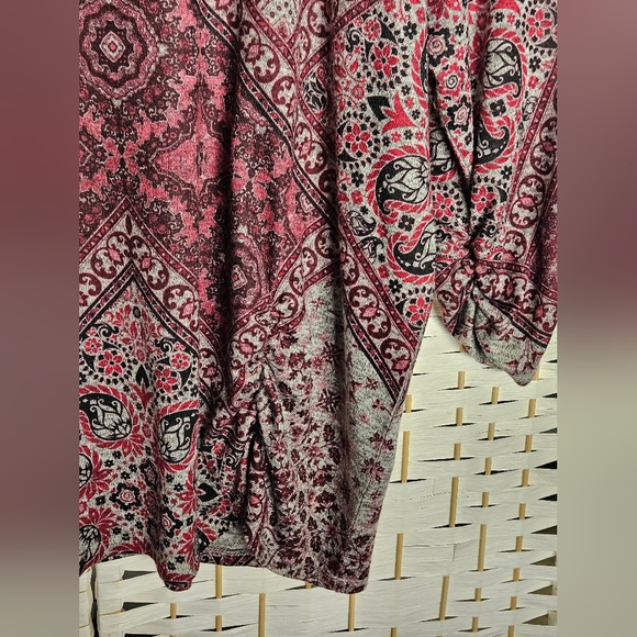 C EST. 1946 Ruched Front/Sleeves Dark Pink/Grey Floral Embellished Tunic Top-3X - Picture 5 of 8